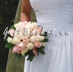 Букет невесты Королевский из кремовых и светло розовых роз